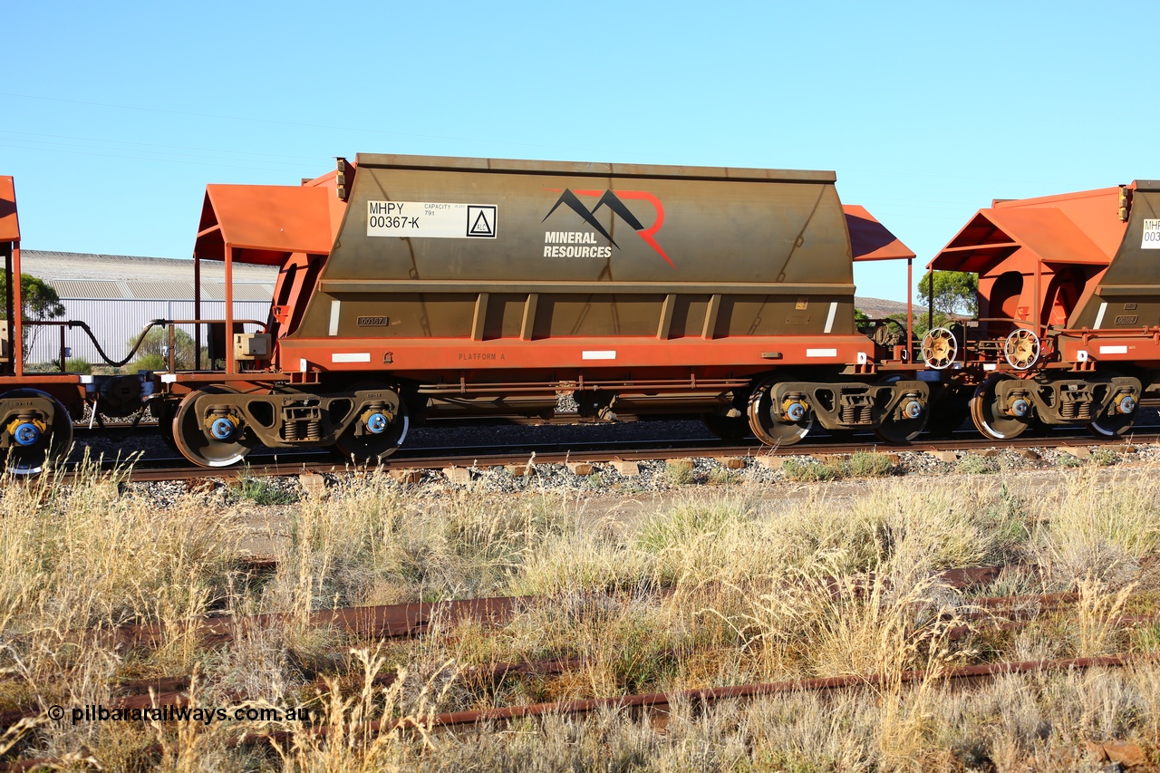 190107 0427
Parkeston, Mineral Resources Ltd MHPY type iron ore waggon MHPY 00367 built by CSR Yangtze Co China in 2014 as a batch of 382 units, these bottom discharge hopper waggons are operated in 'married' pairs.
Keywords: MHPY-type;MHPY00367;2014/382-367;CSR-Yangtze-Rolling-Stock-Co-China;