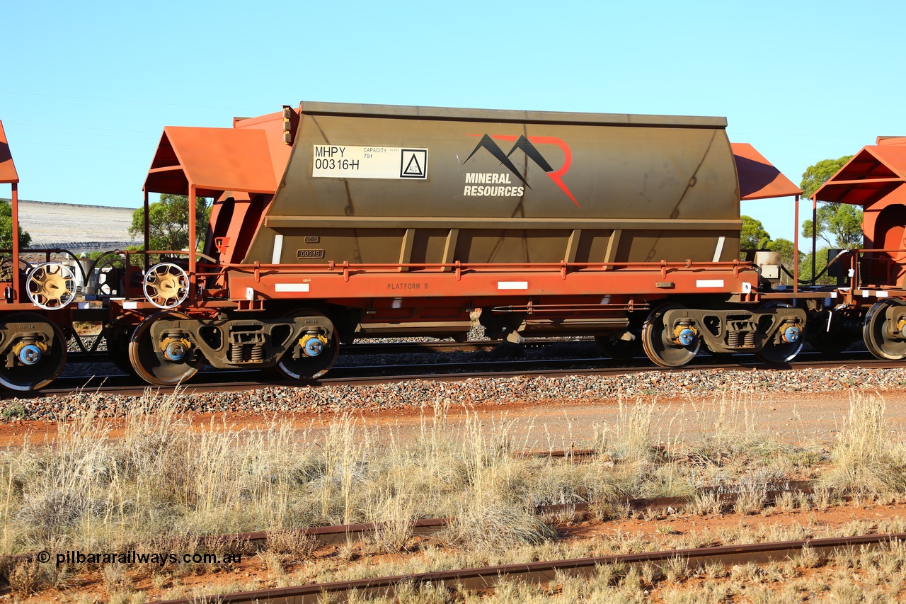 190107 0434
Parkeston, Mineral Resources Ltd MHPY type iron ore waggon MHPY 00316 built by CSR Yangtze Co China in 2014 as a batch of 382 units, these bottom discharge hopper waggons are operated in 'married' pairs.
Keywords: MHPY-type;MHPY00316;2014/382-316;CSR-Yangtze-Rolling-Stock-Co-China;