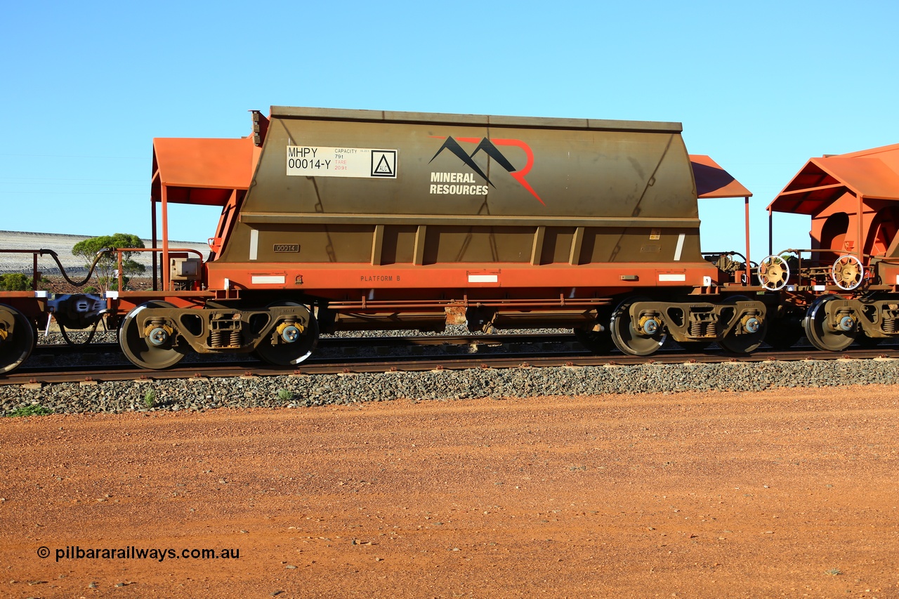190107 0447
Parkeston, Mineral Resources Ltd MHPY type iron ore waggon MHPY 00014 built by CSR Yangtze Co China in 2014 as a batch of 382 units, these bottom discharge hopper waggons are operated in 'married' pairs.
Keywords: MHPY-type;MHPY00014;2014/382-14;CSR-Yangtze-Rolling-Stock-Co-China;