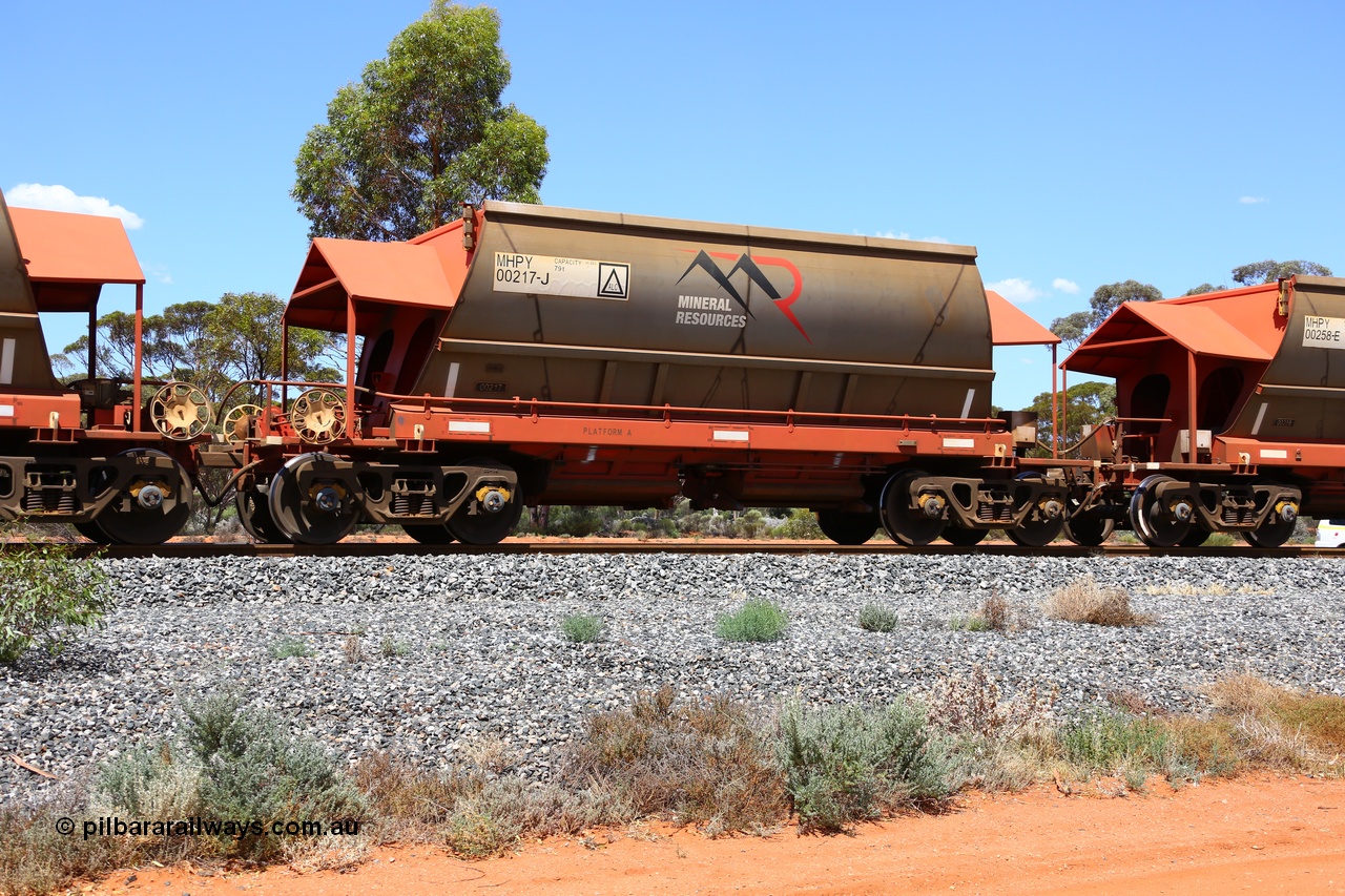 190107 0577
Binduli, on empty Mineral Resources Ltd iron ore train service from Esperance to Koolyanobbing 2034 with MRL's MHPY type iron ore waggon MHPY 00217 built by CSR Yangtze Co China serial 2014/382-217 in 2014 as a batch of 382 units, these bottom discharge hopper waggons are operated in 'married' pairs.
Keywords: MHPY-type;MHPY00217;2014/382-217;CSR-Yangtze-Co-China;