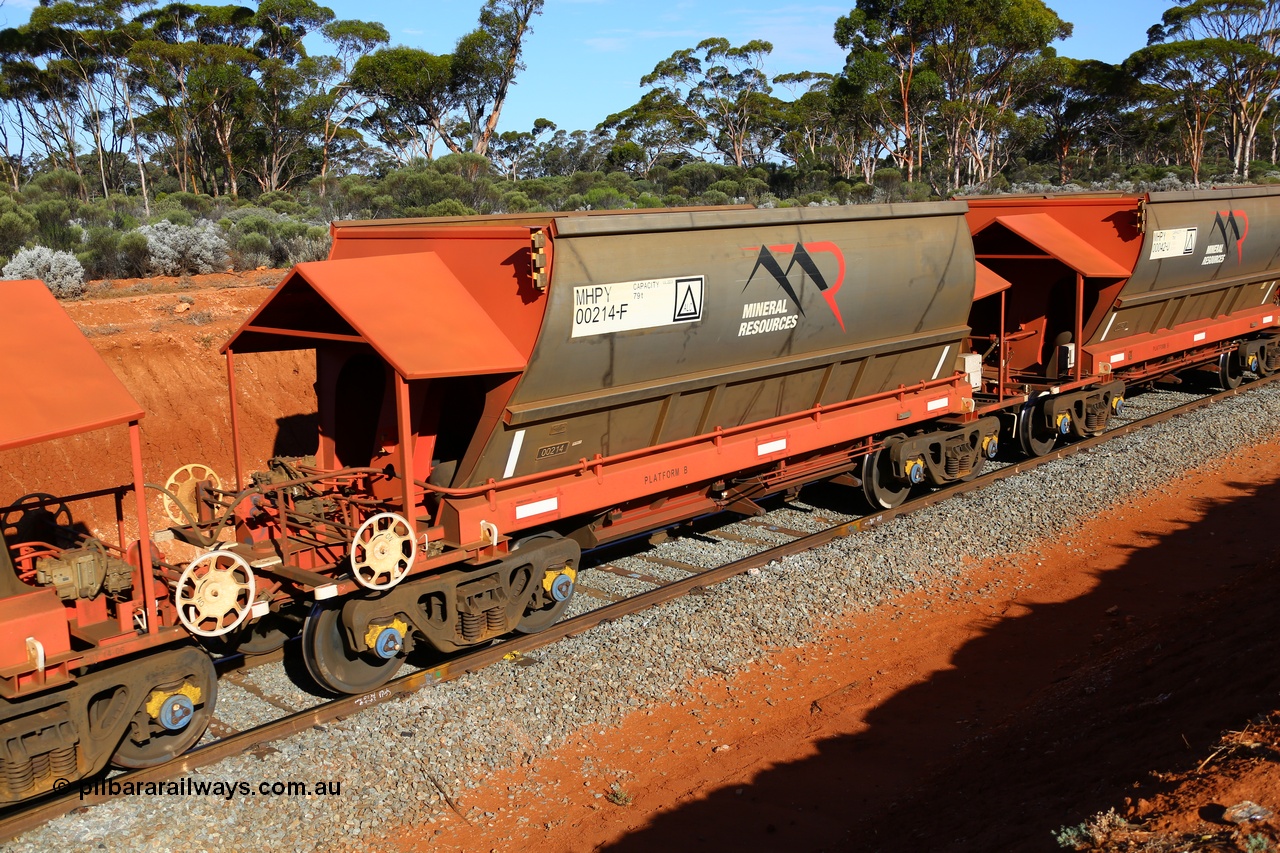 190109 1578
Binduli, Mineral Resources Ltd empty iron ore train 4030 with MRL's MHPY type iron ore waggon MHPY 00042 built by CSR Yangtze Co China serial 2014/382-42 in 2014 as a batch of 382 units, these bottom discharge hopper waggons are operated in 'married' pairs.
Keywords: MHPY-type;MHPY00214;2014/382-214;CSR-Yangtze-Co-China;