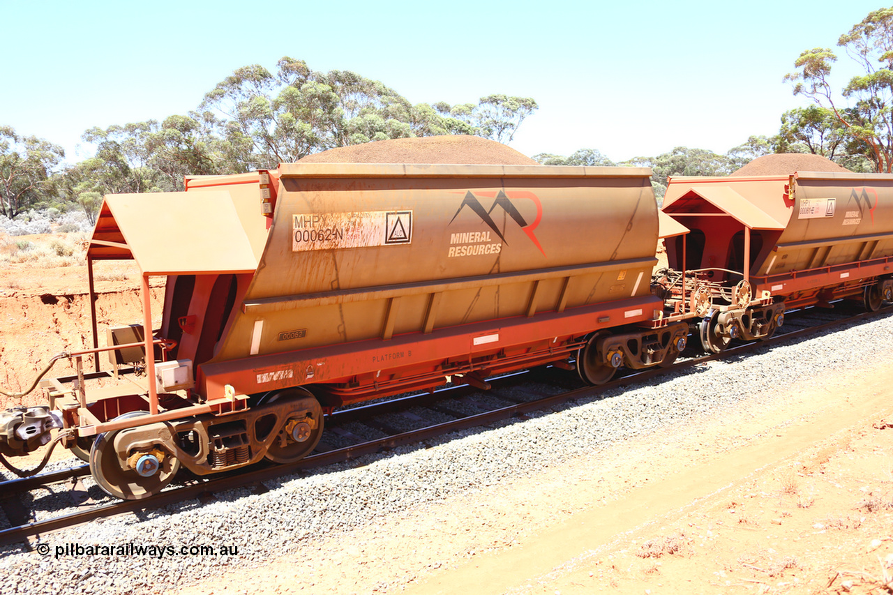 190129 4249
Binduli, on Mineral Resources Ltd loaded iron ore train service from Koolyanobbing to Esperance #3033 with MRL's MHPY type iron ore waggon MHPY 00062 built by CSR Yangtze Co China serial 2014/382-62 in 2014 as a batch of 382 units, these bottom discharge hopper waggons are operated in 'married' pairs.
Keywords: MHPY-type;MHPY00062;2014/382-62;CSR-Yangtze-Co-China;