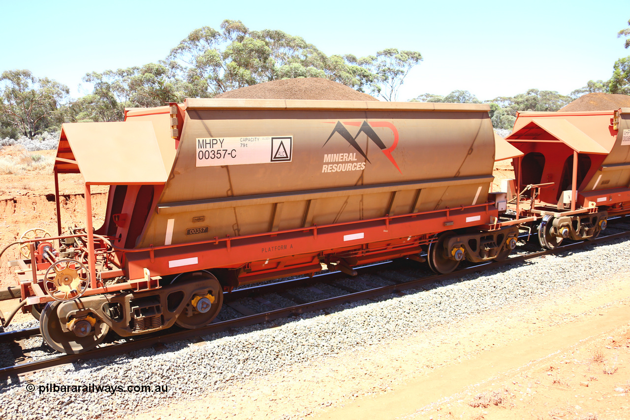 190129 4256
Binduli, on Mineral Resources Ltd loaded iron ore train service from Koolyanobbing to Esperance #3033 with MRL's MHPY type iron ore waggon MHPY 00357 built by CSR Yangtze Co China serial 2014/382-357 in 2014 as a batch of 382 units, these bottom discharge hopper waggons are operated in 'married' pairs.
Keywords: MHPY-type;MHPY00357;2014/382-357;CSR-Yangtze-Co-China;
