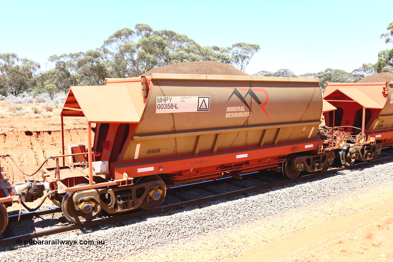 190129 4257
Binduli, on Mineral Resources Ltd loaded iron ore train service from Koolyanobbing to Esperance #3033 with MRL's MHPY type iron ore waggon MHPY 00358 built by CSR Yangtze Co China serial 2014/382-358 in 2014 as a batch of 382 units, these bottom discharge hopper waggons are operated in 'married' pairs.
Keywords: MHPY-type;MHPY00358;2014/382-358;CSR-Yangtze-Co-China;