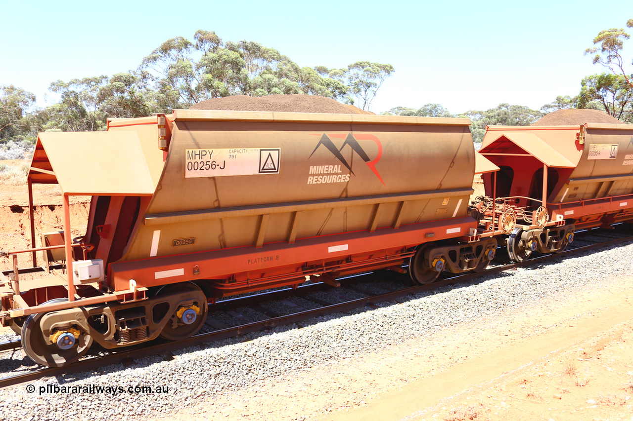 190129 4263
Binduli, on Mineral Resources Ltd loaded iron ore train service from Koolyanobbing to Esperance #3033 with MRL's MHPY type iron ore waggon MHPY 00256 built by CSR Yangtze Co China serial 2014/382-256 in 2014 as a batch of 382 units, these bottom discharge hopper waggons are operated in 'married' pairs.
Keywords: MHPY-type;MHPY00256;2014/382-256;CSR-Yangtze-Co-China;