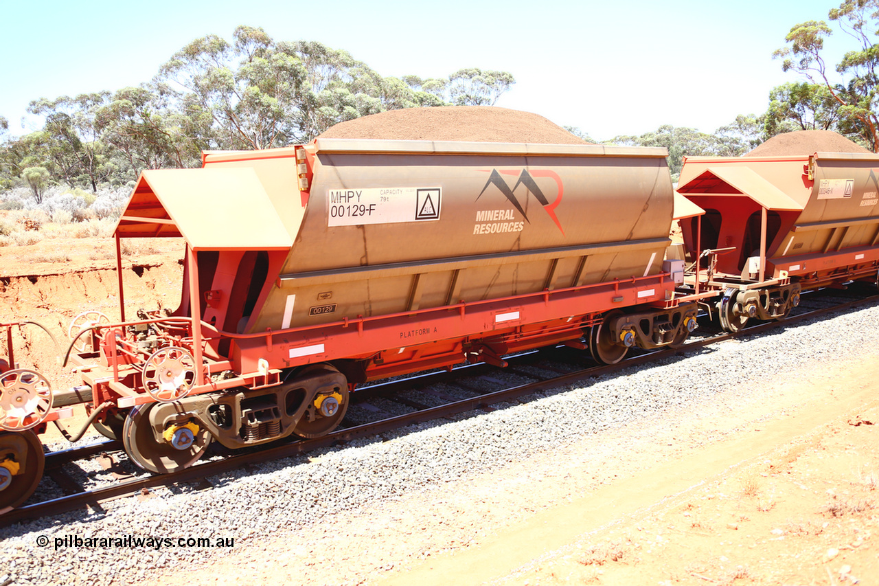 190129 4274
Binduli, on Mineral Resources Ltd loaded iron ore train service from Koolyanobbing to Esperance #3033 with MRL's MHPY type iron ore waggon MHPY 00129 built by CSR Yangtze Co China serial 2014/382-129 in 2014 as a batch of 382 units, these bottom discharge hopper waggons are operated in 'married' pairs.
Keywords: MHPY-type;MHPY00129;2014/382-129;CSR-Yangtze-Co-China;