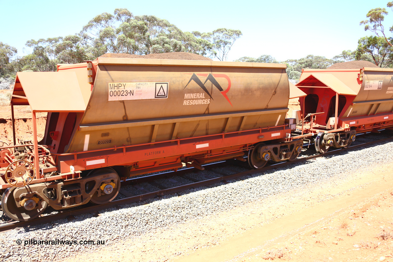 190129 4288
Binduli, on Mineral Resources Ltd loaded iron ore train service from Koolyanobbing to Esperance #3033 with MRL's MHPY type iron ore waggon MHPY 00023 built by CSR Yangtze Co China serial 2014/382-23 in 2014 as a batch of 382 units, these bottom discharge hopper waggons are operated in 'married' pairs.
Keywords: MHPY-type;MHPY00023;2014/382-23;CSR-Yangtze-Co-China;