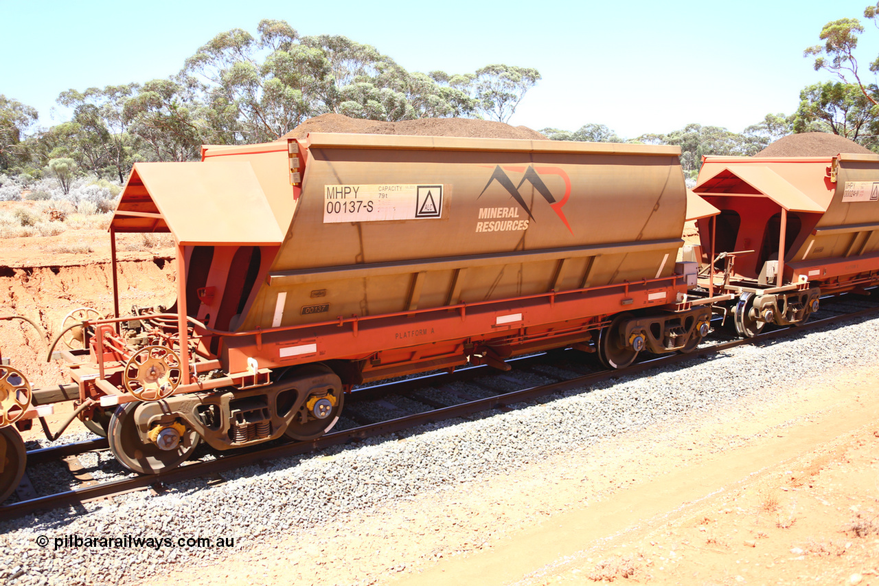 190129 4290
Binduli, on Mineral Resources Ltd loaded iron ore train service from Koolyanobbing to Esperance #3033 with MRL's MHPY type iron ore waggon MHPY 00137 built by CSR Yangtze Co China serial 2014/382-137 in 2014 as a batch of 382 units, these bottom discharge hopper waggons are operated in 'married' pairs.
Keywords: MHPY-type;MHPY00137;2014/382-137;CSR-Yangtze-Co-China;
