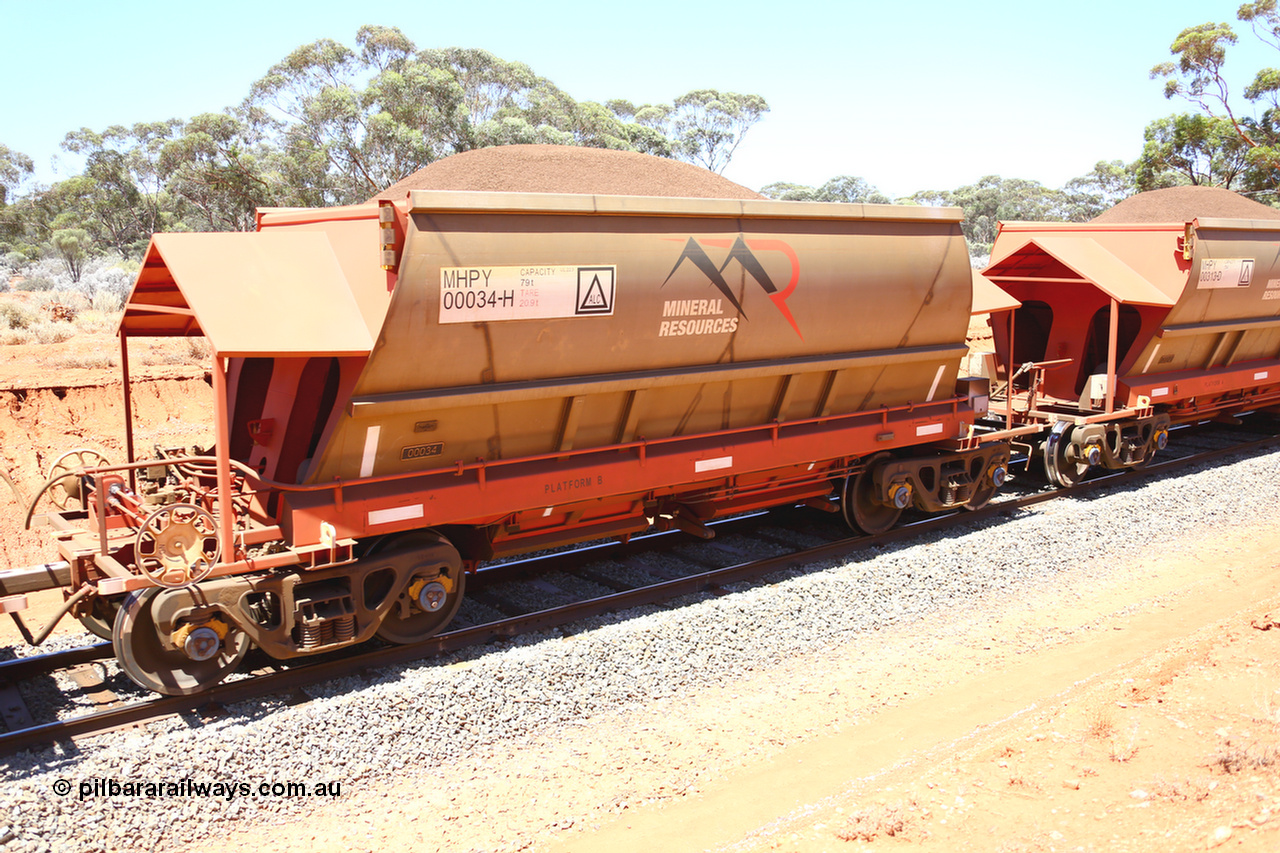 190129 4298
Binduli, on Mineral Resources Ltd loaded iron ore train service from Koolyanobbing to Esperance #3033 with MRL's MHPY type iron ore waggon MHPY 00034 built by CSR Yangtze Co China serial 2014/382-34 in 2014 as a batch of 382 units, these bottom discharge hopper waggons are operated in 'married' pairs.
Keywords: MHPY-type;MHPY00034;2014/382-34;CSR-Yangtze-Co-China;