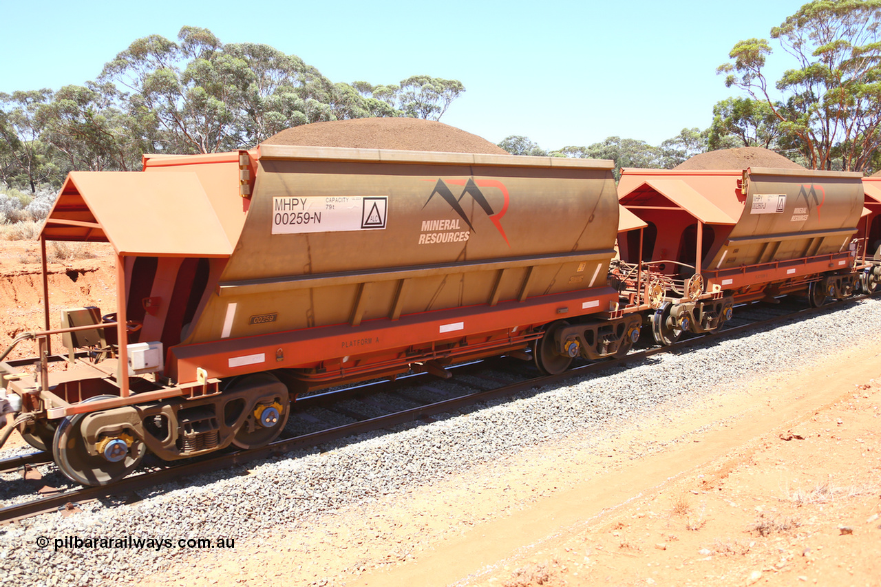 190129 4321
Binduli, on Mineral Resources Ltd loaded iron ore train service from Koolyanobbing to Esperance #3033 with MRL's MHPY type iron ore waggon MHPY 00259 built by CSR Yangtze Co China serial 2014/382-259 in 2014 as a batch of 382 units, these bottom discharge hopper waggons are operated in 'married' pairs.
Keywords: MHPY-type;MHPY00259;2014/382-259;CSR-Yangtze-Co-China;