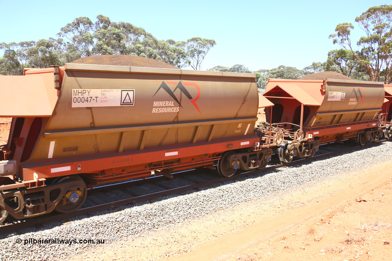 190129 4333
Binduli, on Mineral Resources Ltd loaded iron ore train service from Koolyanobbing to Esperance #3033 with MRL's MHPY type iron ore waggon MHPY 00047 built by CSR Yangtze Co China serial 2014/382-47 in 2014 as a batch of 382 units, these bottom discharge hopper waggons are operated in 'married' pairs.
Keywords: MHPY-type;MHPY00047;2014/382-47;CSR-Yangtze-Co-China;