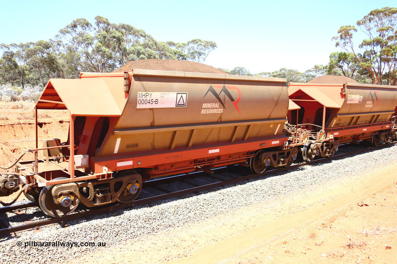190129 4335
Binduli, on Mineral Resources Ltd loaded iron ore train service from Koolyanobbing to Esperance #3033 with MRL's MHPY type iron ore waggon MHPY 00045 built by CSR Yangtze Co China serial 2014/382-45 in 2014 as a batch of 382 units, these bottom discharge hopper waggons are operated in 'married' pairs.
Keywords: MHPY-type;MHPY00045;2014/382-45;CSR-Yangtze-Co-China;