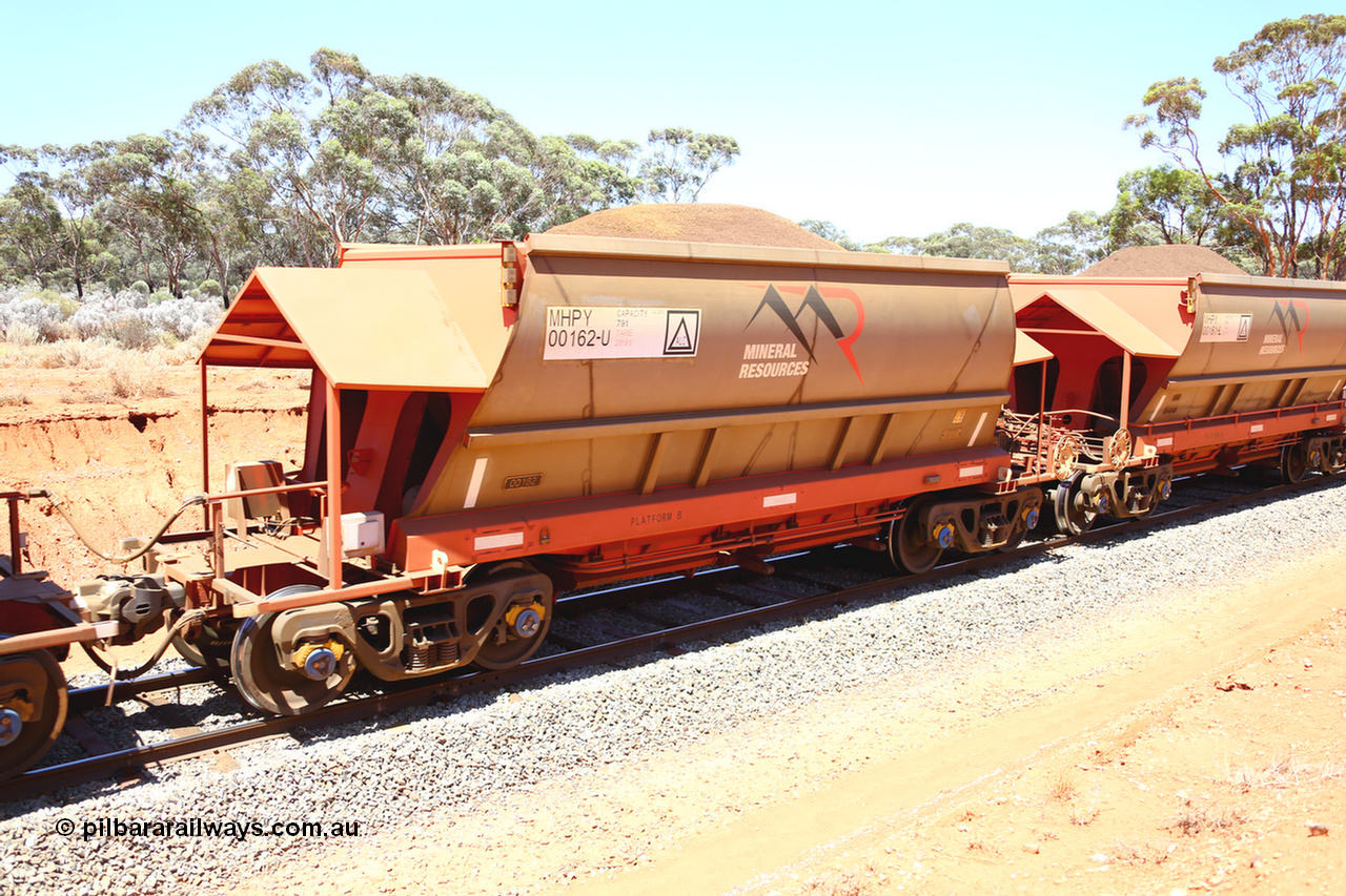 190129 4339
Binduli, on Mineral Resources Ltd loaded iron ore train service from Koolyanobbing to Esperance #3033 with MRL's MHPY type iron ore waggon MHPY 00162 built by CSR Yangtze Co China serial 2014/382-162 in 2014 as a batch of 382 units, these bottom discharge hopper waggons are operated in 'married' pairs.
Keywords: MHPY-type;MHPY00162;2014/382-162;CSR-Yangtze-Co-China;