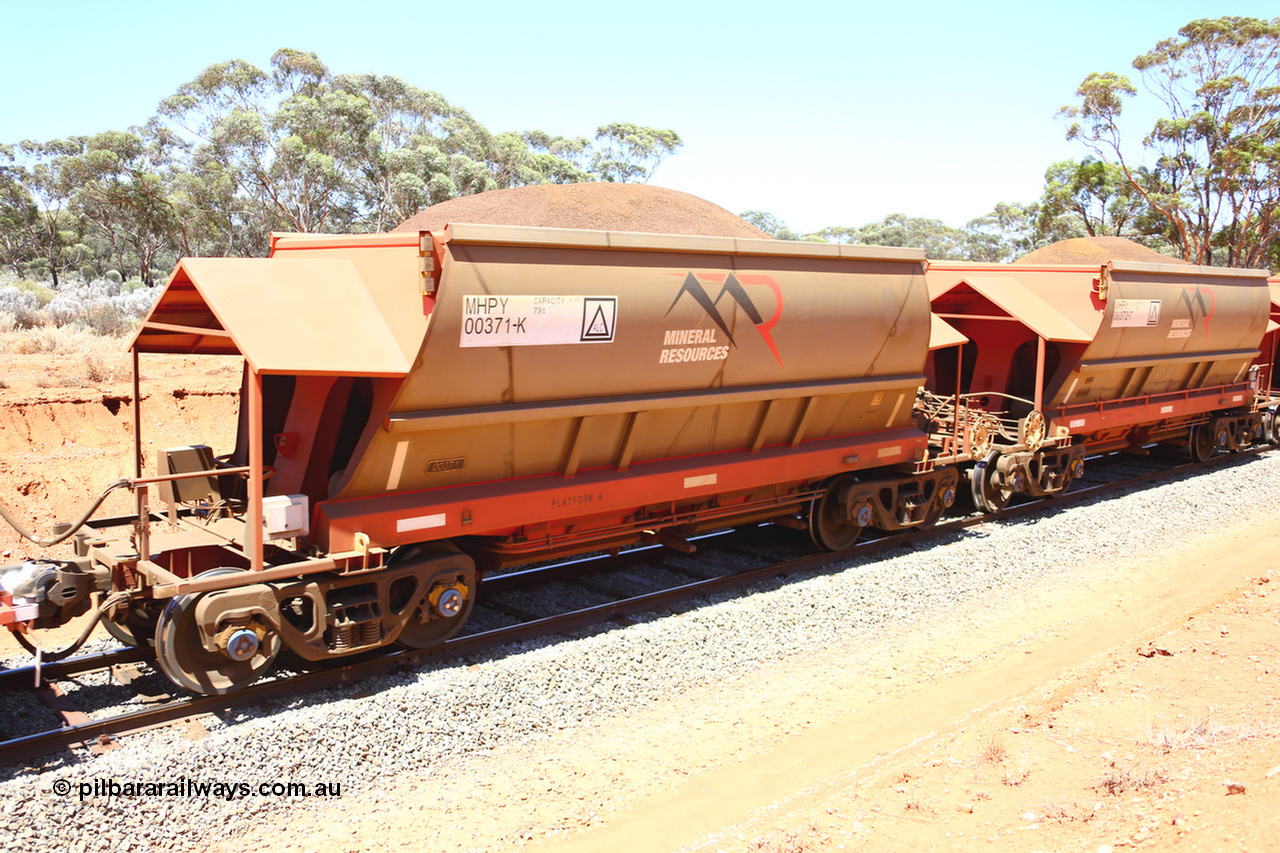 190129 4343
Binduli, on Mineral Resources Ltd loaded iron ore train service from Koolyanobbing to Esperance #3033 with MRL's MHPY type iron ore waggon MHPY 00371 built by CSR Yangtze Co China serial 2014/382-371 in 2014 as a batch of 382 units, these bottom discharge hopper waggons are operated in 'married' pairs.
Keywords: MHPY-type;MHPY00371;2014/382-371;CSR-Yangtze-Co-China;