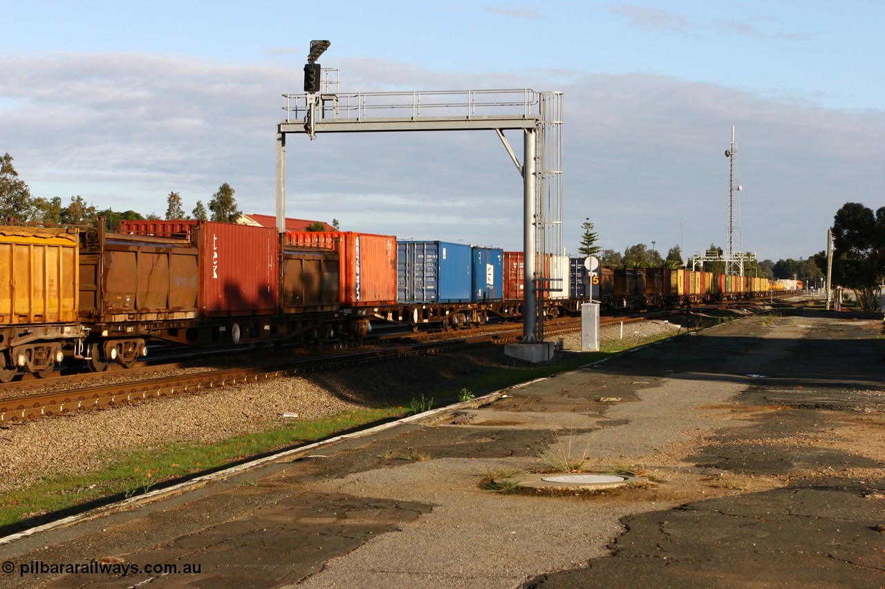 070609 0181
Midland, a string of AQCY waggons with a wide variety of container loading.
Keywords: AQCY-type;