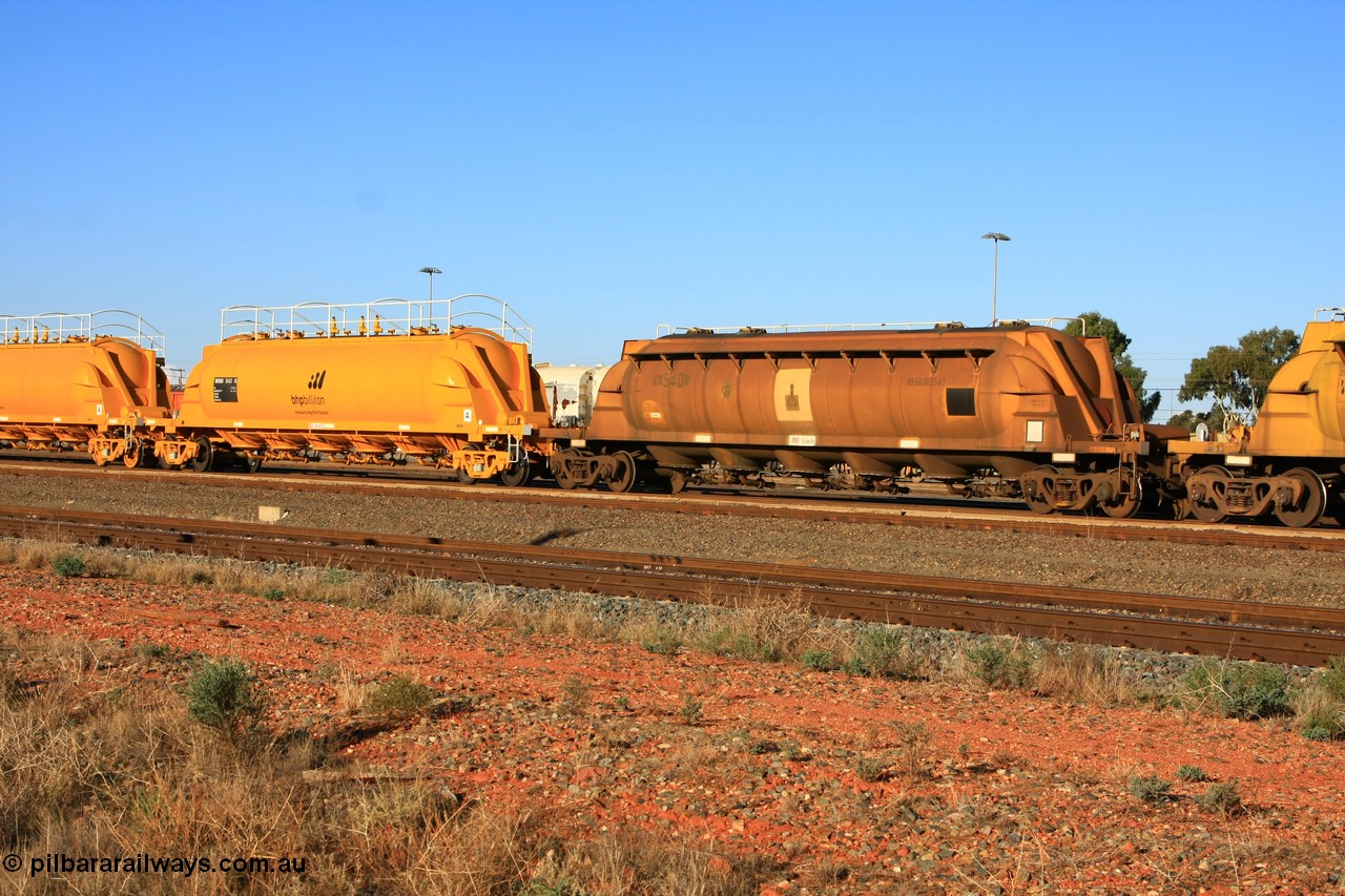 100601 8471
West Kalgoorlie, pneumatic discharge nickel concentrate waggons WN 540 final of a further ten units built by WAGR Midland Workshops as WN type in 1975 for WMC and WNB 543 one of six units built by Bluebird Rail Services SA in 2010 for BHP Billiton.
Keywords: WN-type;WN540;WAGR-Midland-WS;