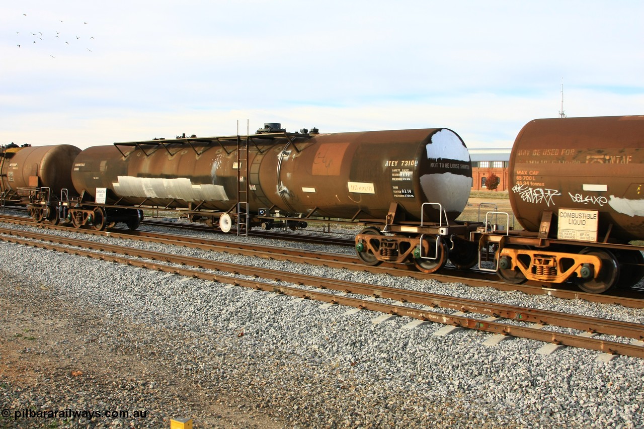 100611 0380
Midland, ATEY 7310 fuel tank waggon, originally an NTAF type tanker, coded WTEY when arrived in WA, in BP service.
Keywords: ATEY-type;ATEY7310;NTAF-type;WTEY-type;
