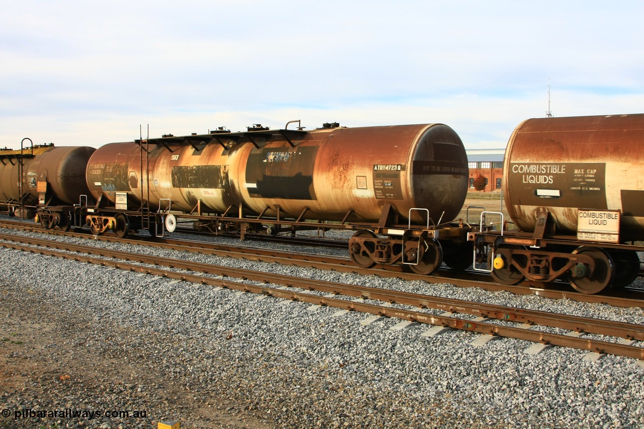 100611 0385
Midland, ATDY 4723 diesel fuel tank waggon, former NTAF in service for BP Oil, former AMPOL tank, coded WTDY when arrived in WA.
Keywords: ATDY-type;ATDY4723;NTAF-type;WTDY-type;