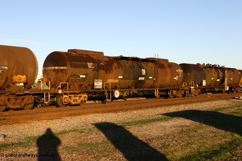 060603 5252 ATDY4618A
Midland, ATDY 4618 ex NSW NTAF fuel tank, AMPOL vintage, here is service for BP Oil. Was coded WTDY when came to WA.
Keywords: ATDY-type;ATDY4618;NTAF-type;WTDY-type;