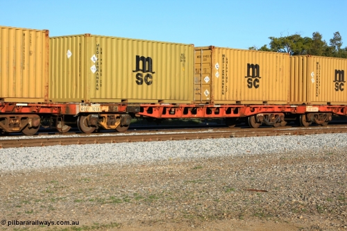 100609 09972
Midland, AQRY 1010 two-pack loaded with two 20' Mediterranean Shipping 22G1 type boxes containing lead, MSCU 213250 and MSCU 614053. The AQRY are a bar-coupled pair and were used for rail transport as the AFRF type on the Darwin line and are originally former ANR-CR waggons.
Keywords: AQRY-type;AQRY1010;AFRF-type;