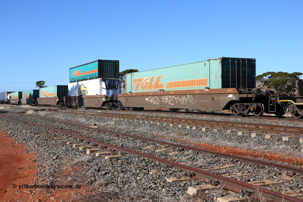 160522 2112
Parkeston, 6MP4 intermodal train, 5-pack RRRY 7016 well waggon set, one of nineteen built in China at Zhuzhou Rolling Stock Works for Goninan in 2005 with Toll containers and a Linfox reefer.
Keywords: RRRY-type;RRRY7016;CSR-Zhuzhou-Rolling-Stock-Works-China;