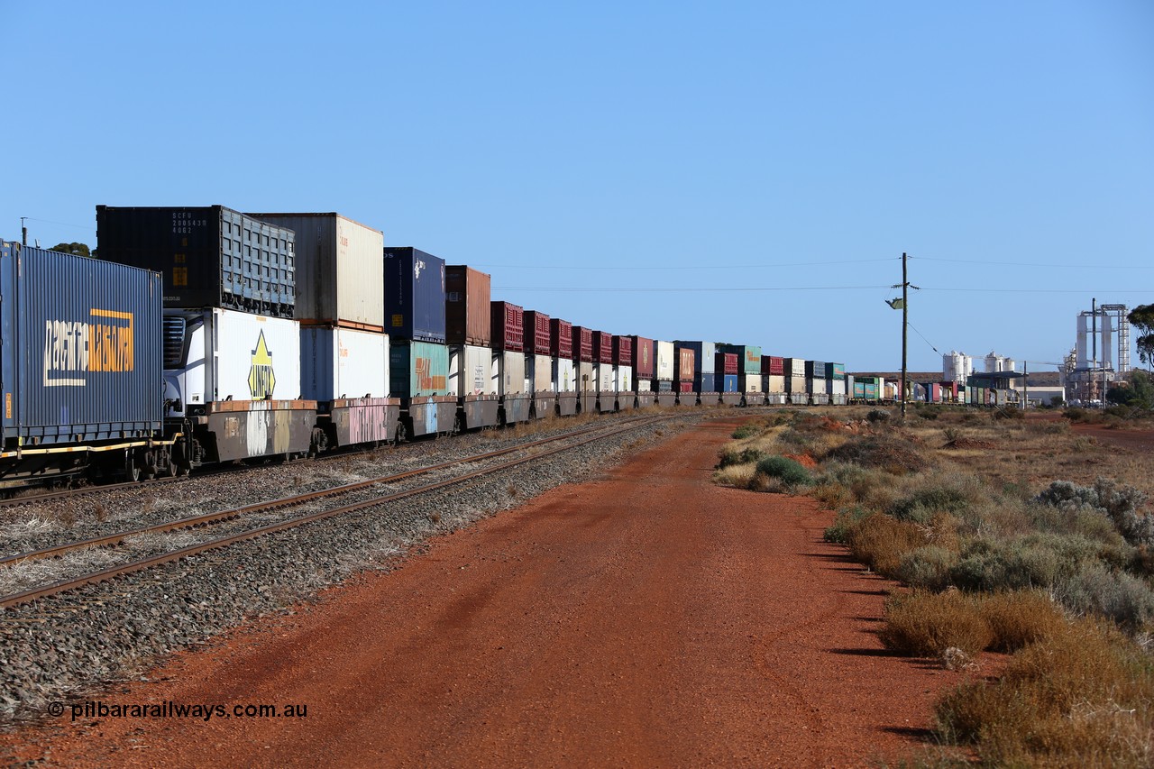 160522 2113
Parkeston, 6MP4 intermodal train, view looking to front of train with wall of double stacks.
