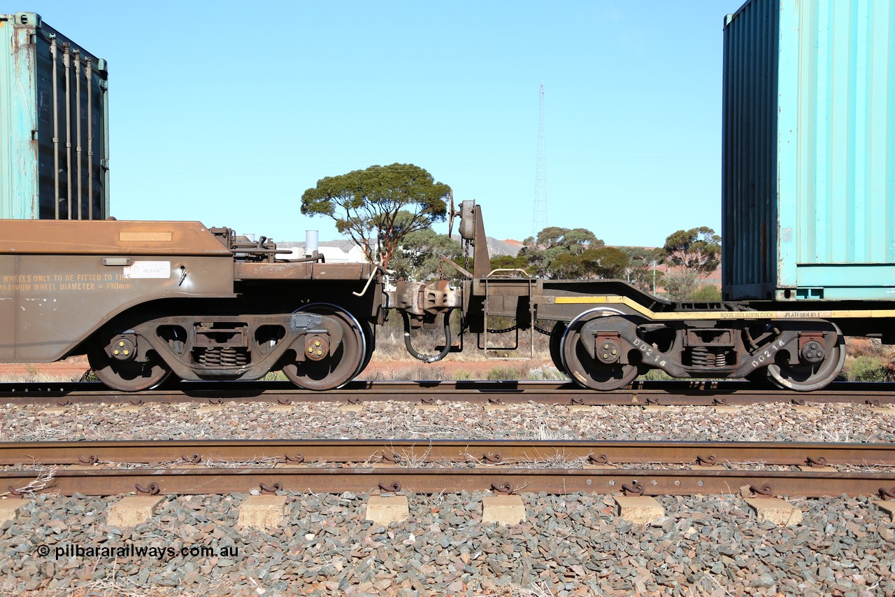 160522 2117
Parkeston, 6MP4 intermodal train, view of couplings and bogies of RRYY low profile skel waggon set and an RRRY well waggon 5 pack set.
Keywords: RRYY-type;RRYY52;Williams-Worley;Bradken-NSW;