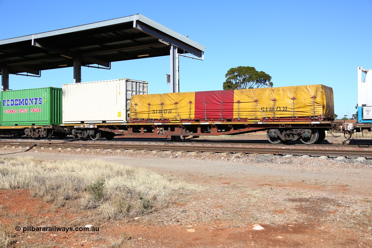 160522 2132
Parkeston, 6MP4 intermodal train, RRKY 2688 container waggon, built by Perry Engineering SA in 1974 as RM, to AQMY, AQPY, RQKY. With a CPIU 784438 bulk container and an Simon FD flatrack with Simon tarp.
Keywords: RRKY-type;RRKY2688;Perry-Engineering-SA;RM-type;AQMY-type;