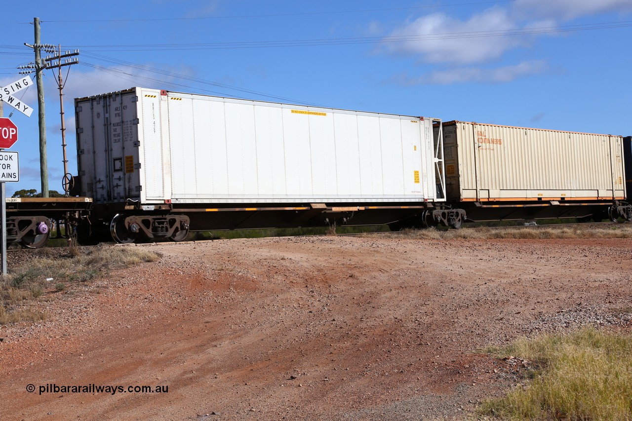 160522 2378
Parkeston, 7MP7 priority service train, RQQY 7077 platform 1 of 5-pack articulated skel waggon set, 1 of 17 built by Qld Rail at Ipswich Workshops in 1995, 46' reefer ARLS 429.
Keywords: RQQY-type;RQQY7077;Qld-Rail-Ipswich-WS;