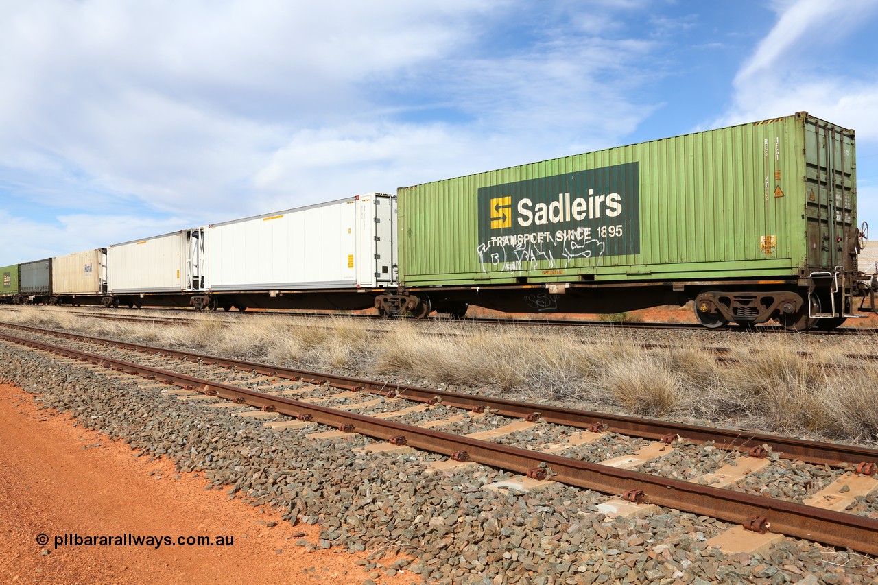 160523 3016
Parkeston, 7SP3 intermodal train, RRAY 7167 5-pack articulated skeletal waggon set, one of 100 built by ABB Engineering NSW 1996-2000, with a Sadleirs 40' box, three 46' reefers and a 40' curtainsider.
Keywords: RRAY-type;RRAY7167;ABB-Engineering-NSW;