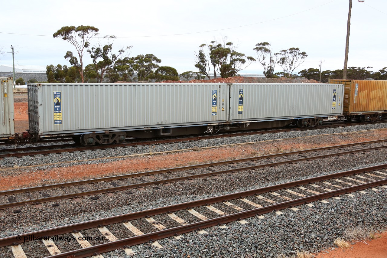 160524 4325
West Kalgoorlie, 1MP2 steel train, RQJW 22034, from the second batch of fifty built between 1975 and 1976 by Mittagong Engineering NSW as the JCW type 80' container waggon. Recoded to NQJW type. Loaded with two Royal Wolf 40' 42G1 type boxes RWTU 431317 and RWTU 431580.
Keywords: RQJW-type;RQJW22034;Mittagong-Engineering-NSW;JCW-type;NQJW-type;