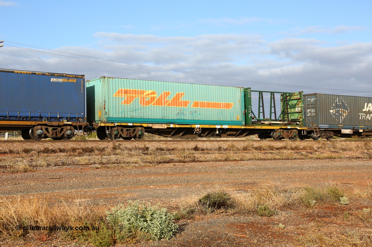 160525 4459
Parkeston, 3PM7 priority service train, RQGY 14944 container waggon, originally one of fifty built by Comeng NSW in 1974-75 as OCY type, with a 40' Toll TOLH 910224 box and a former Pilkington Class 20' container now MDA 30.
Keywords: RQGY-type;RQGY14944;Comeng-NSW;OCY-type;NQOY-type;