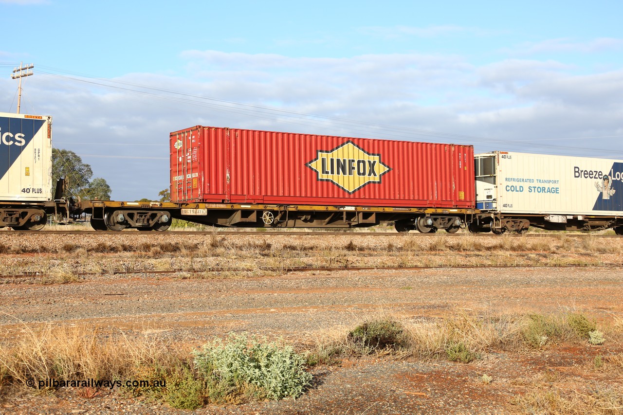 160525 4465
Parkeston, 3PM7 priority service train, RQCY 923 container waggon one of one hundred built by V/Line Bendigo Workshops 1977 as FQX, then VQCX, Linfox 48' box DRC 609.
Keywords: RQCY-type;RQCY923;V/Line-Bendigo-WS;FQX-type;VQCX-type;