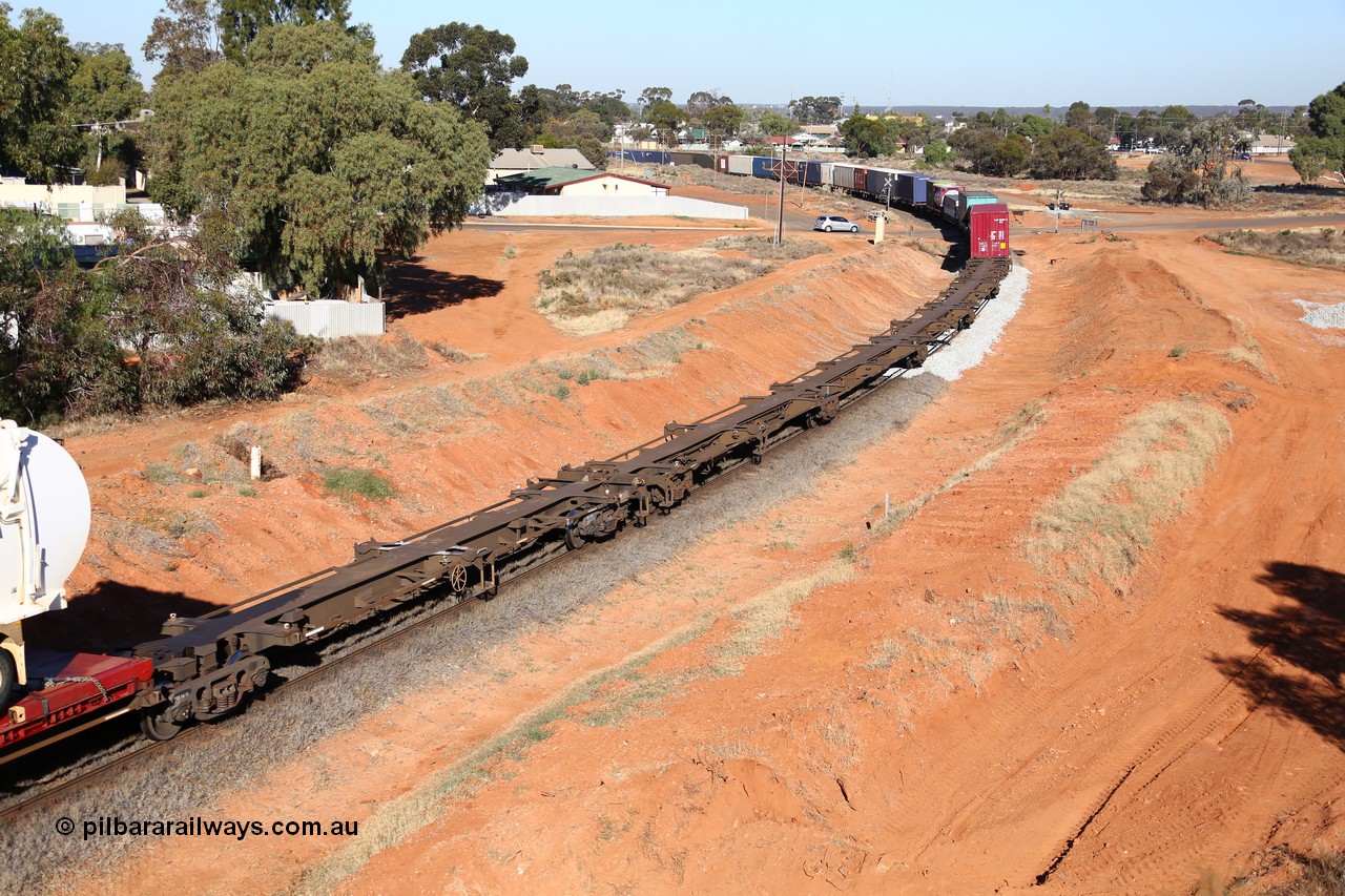 160527 5518
Kalgoorlie, 5PS6 intermodal train, empty 5-pack RRQY 7314 articulated skel waggon, built by Qiqihar Rollingstock Works China in 2006.
Keywords: RRQY-type;RRQY7314;Qiqihar-Rollingstock-Works-China;
