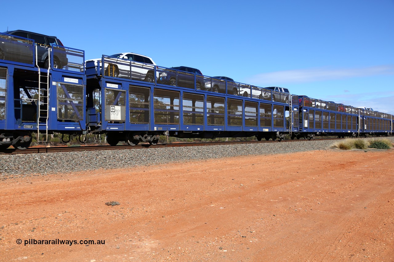 160528 8387
Binduli, intermodal train 6PM6, RMOY 01012, one of thirteen RMOY type double deck automobile waggons built in China by Qiqihar Rollingstock Works in 2014, top deck loaded with five vehicles.
Keywords: RMOY-type;RMOY01012;Qiqihar-Rollingstock-Works-China;