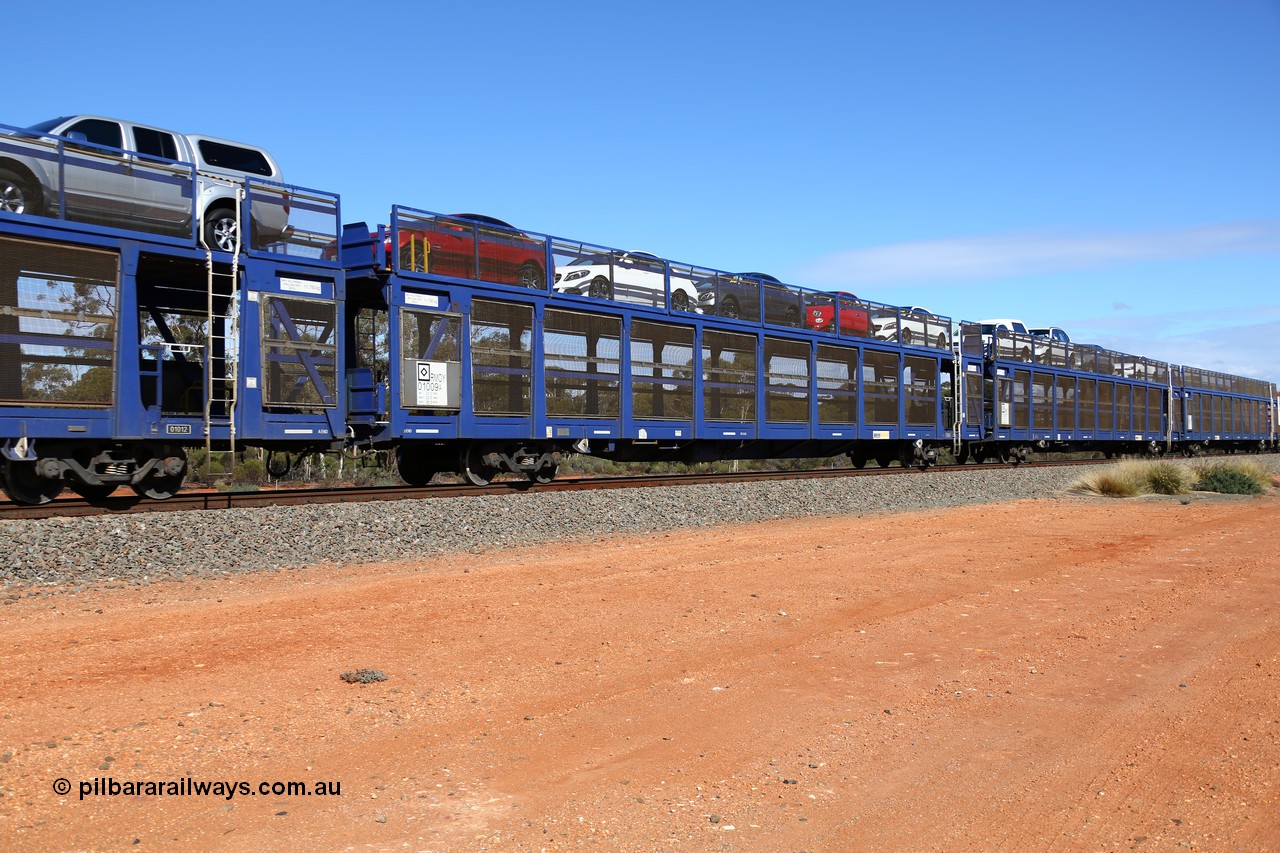 160528 8388
Binduli, intermodal train 6PM6, RMOY 01009, one of thirteen RMOY type double deck automobile waggons built in China by Qiqihar Rollingstock Works in 2014, top deck loaded with five vehicles.
Keywords: RMOY-type;RMOY01009;Qiqihar-Rollingstock-Works-China;
