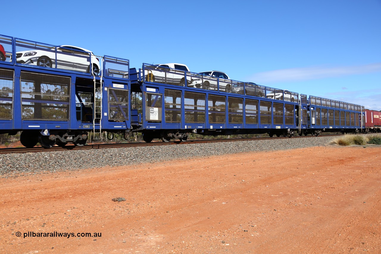 160528 8389
Binduli, intermodal train 6PM6, RMOY 01010, one of thirteen RMOY type double deck automobile waggons built in China by Qiqihar Rollingstock Works in 2014, top deck loaded with four vehicles.
Keywords: RMOY-type;RMOY01010;Qiqihar-Rollingstock-Works-China;