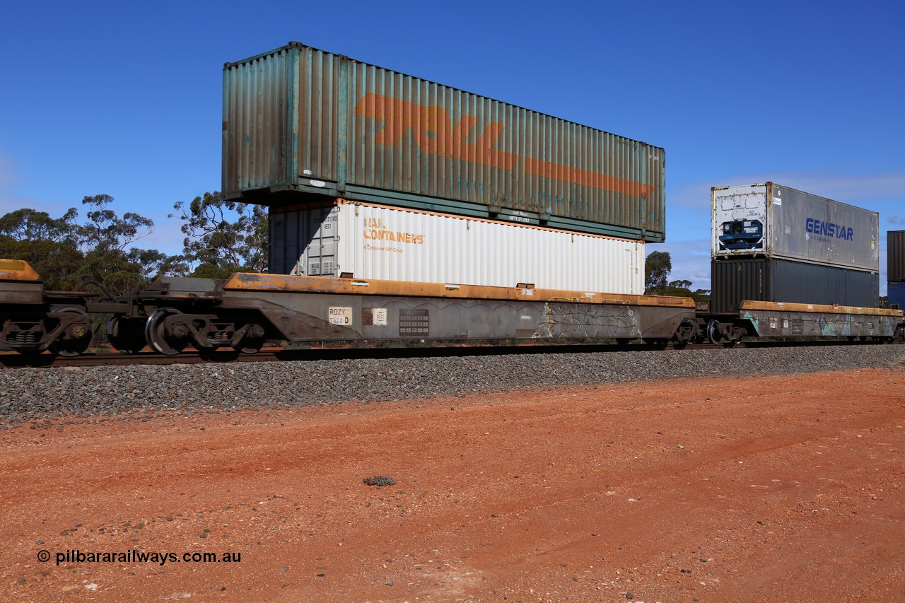 160528 8431
Binduli, intermodal train 6PM6, RQZY 7054 platform 4 of five unit bar coupled well container waggon set built in a batch of thirty two by Goninan NSW in 1995/96, loaded with an SCR Rail Containers 40' 4EG1 type container SCFU 412124 double stacked with a Toll 48' container TERF 48033.
Keywords: RQZY-type;RQZY7054;Goninan-NSW;