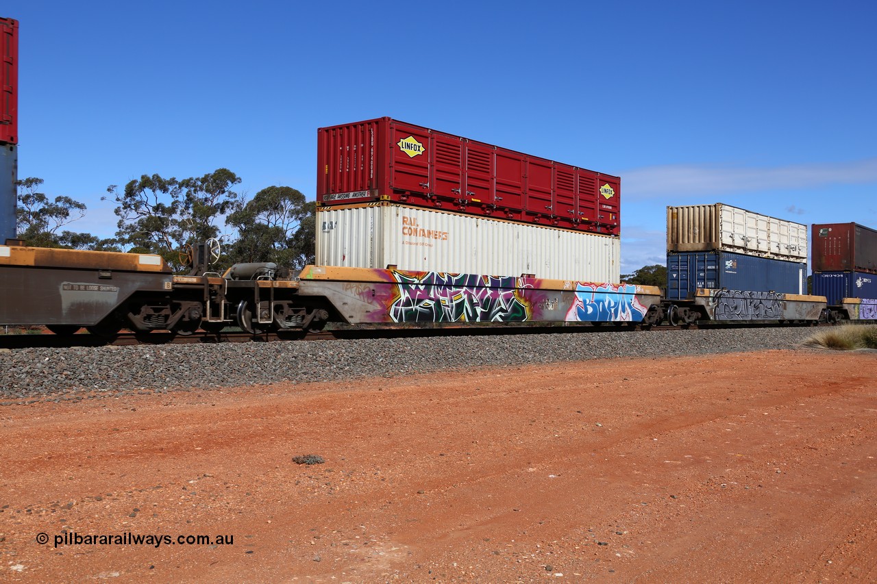 160528 8438
Binduli, intermodal train 6PM6, RQZY 7040 platform 5 of five unit bar coupled well container waggon set built in a batch of thirty two by Goninan NSW in 1995/96, loaded with a Rail Containers 40' 4EG1 type container TSPD 411025 double stacked with a 40' half height side door Linfox container LSDU 6940088.
Keywords: RQZY-type;RQZY7040;Goninan-NSW;