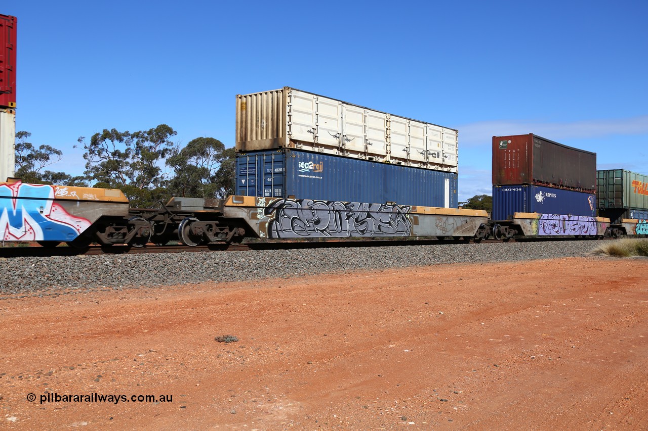 160528 8439
Binduli, intermodal train 6PM6, RQZY 7040 platform 4 of five unit bar coupled well container waggon set built in a batch of thirty two by Goninan NSW in 1995/96, loaded with a Sea2Rail 40' 4EG1 type container TSPD 408206 [1] double stacked with a 40' half height side door container SCFU 607101 [9].
Keywords: RQZY-type;RQZY7040;Goninan-NSW;