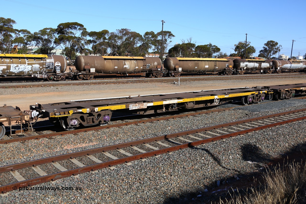 160531 9940
West Kalgoorlie, 3PM4 steel train, empty container waggon RQGY 35034.
Keywords: RQGY-type;RQGY35034;