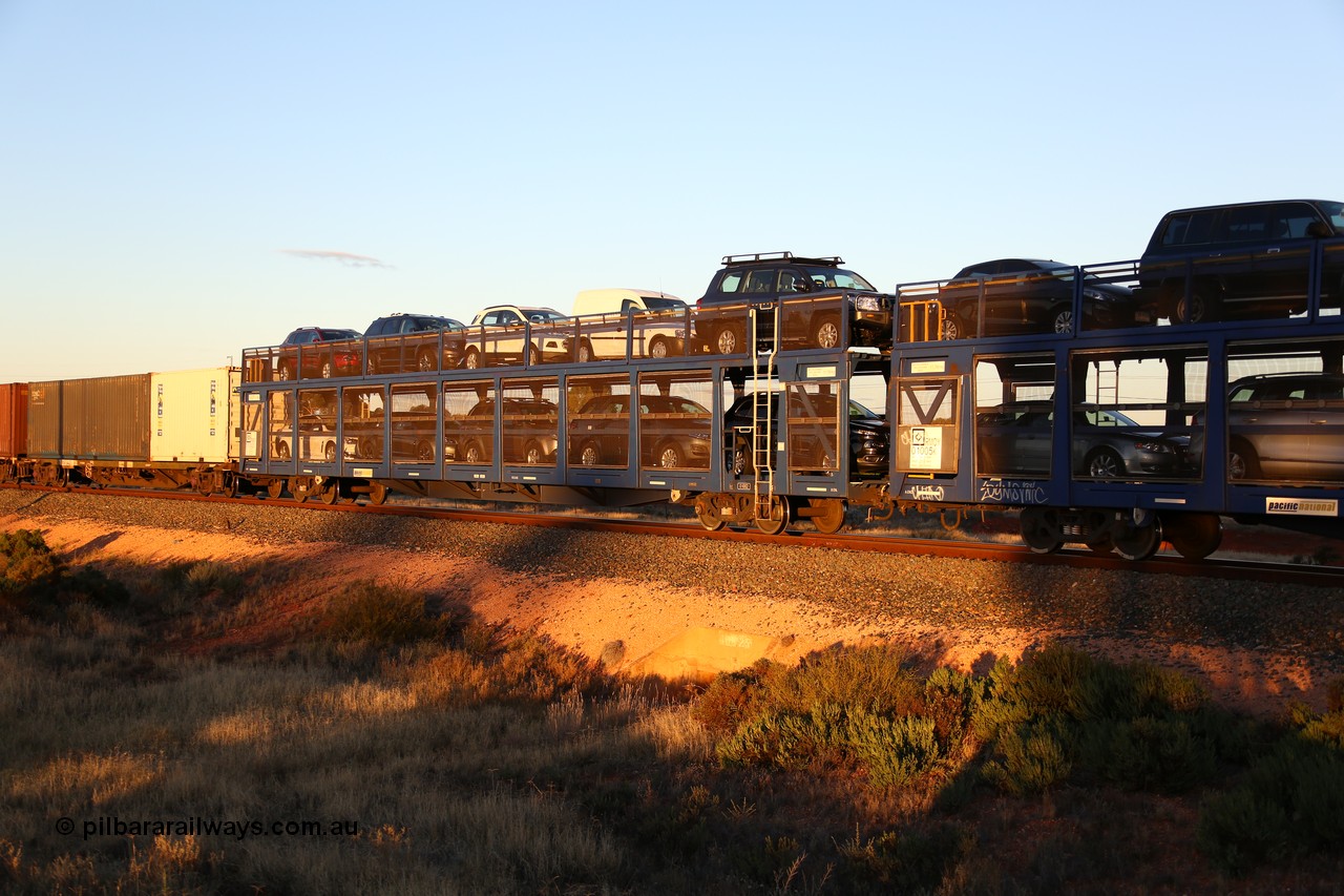 160601 10098
West Kalgoorlie, 2MP5 intermodal train, RMOY 01002, one of thirteen RMOY type double deck automobile waggons built in China by Qiqihar Rollingstock Works in 2014.
Keywords: RMOY-type;RMOY01002;Qiqihar-Rollingstock-Works-China;