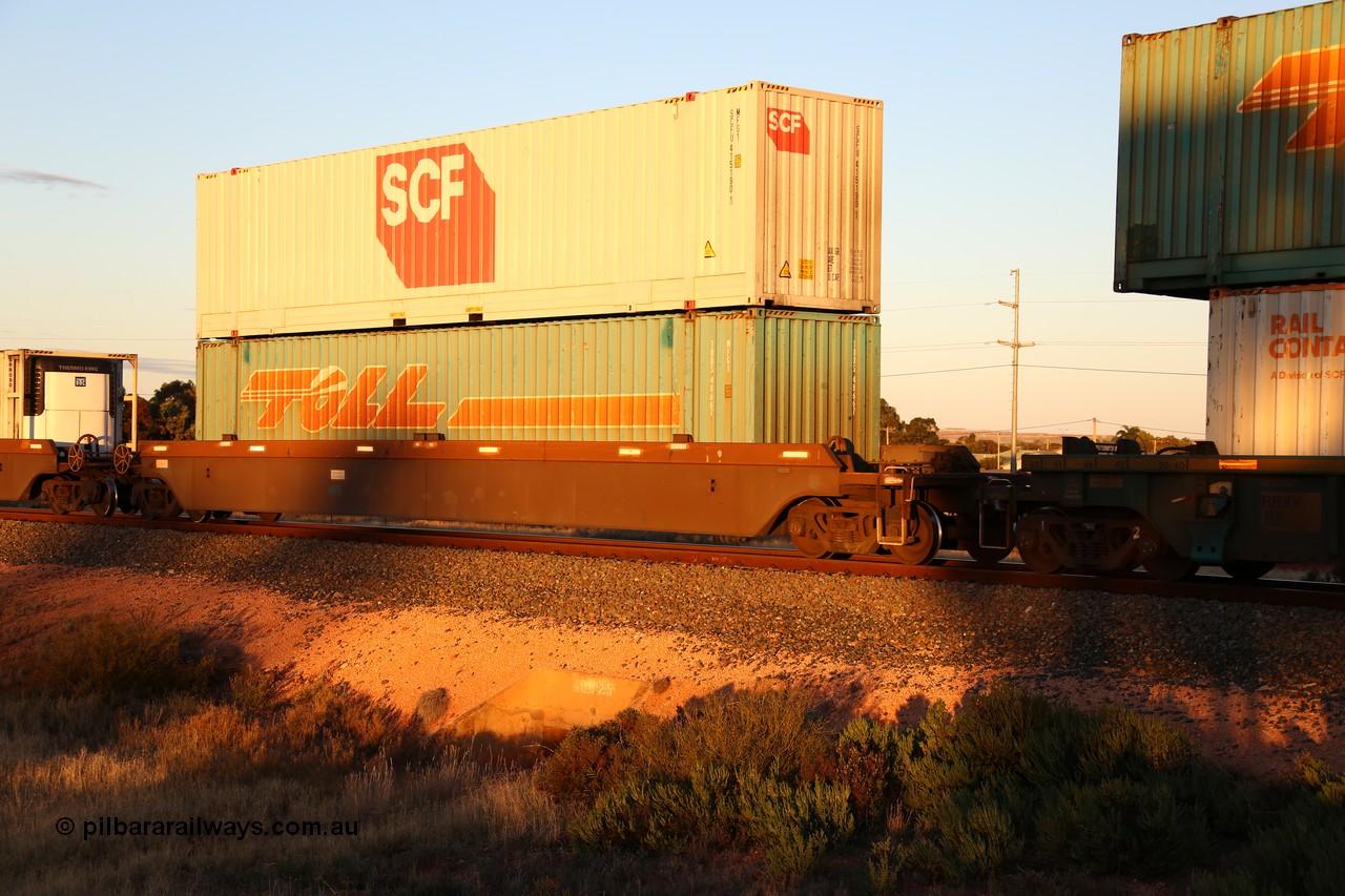 160601 10121
West Kalgoorlie, 2MP5 intermodal train, platform 5 of 5-pack RRRY 7008 well waggon set, one of nineteen built in China at Zhuzhou Rolling Stock Works for Goninan in 2005, double stacked 48' boxes, Toll TDDS 48667 and SCF SCFU 415190.
Keywords: RRRY-type;RRRY7008;CSR-Zhuzhou-Rolling-Stock-Works-China;