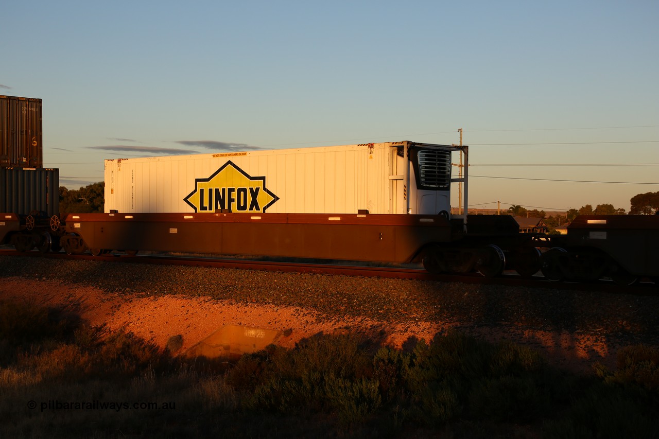 160601 10124
West Kalgoorlie, 2MP5 intermodal train, platform 2 of 5-pack RRRY 7008 well waggon set, one of nineteen built in China at Zhuzhou Rolling Stock Works for Goninan in 2005, Linfox 46' reefer FCAD 910612.
Keywords: RRRY-type;RRRY7008;CSR-Zhuzhou-Rolling-Stock-Works-China;