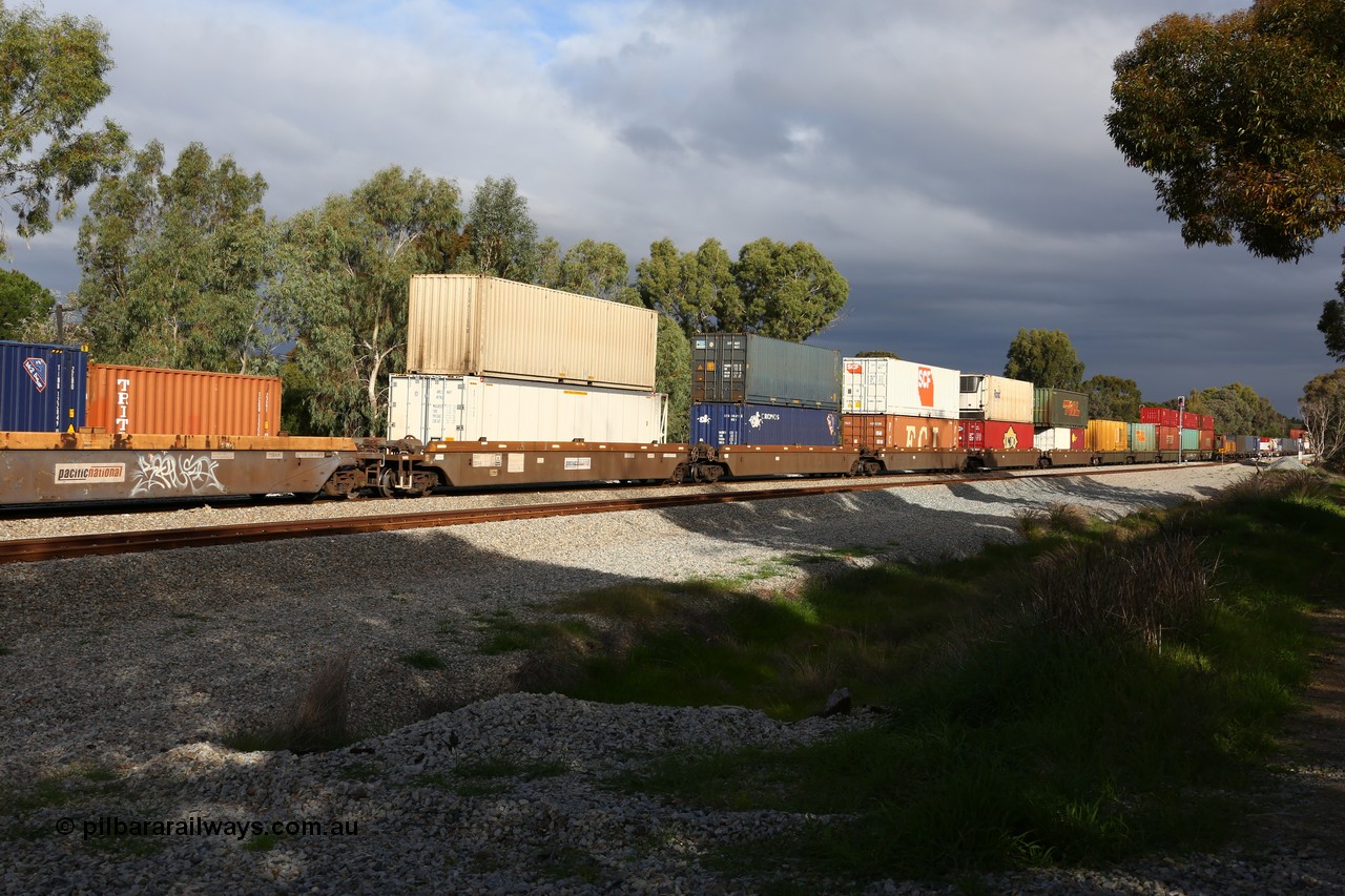 160609 0414
Woodbridge, 5PM5 intermodal train, 5-pack RRRY 7008 well waggon set, one of nineteen built in China at Zhuzhou Rolling Stock Works for Goninan in 2005 all double stacked.
Keywords: RRRY-type;RRRY7008;CSR-Zhuzhou-Rolling-Stock-Works-China;