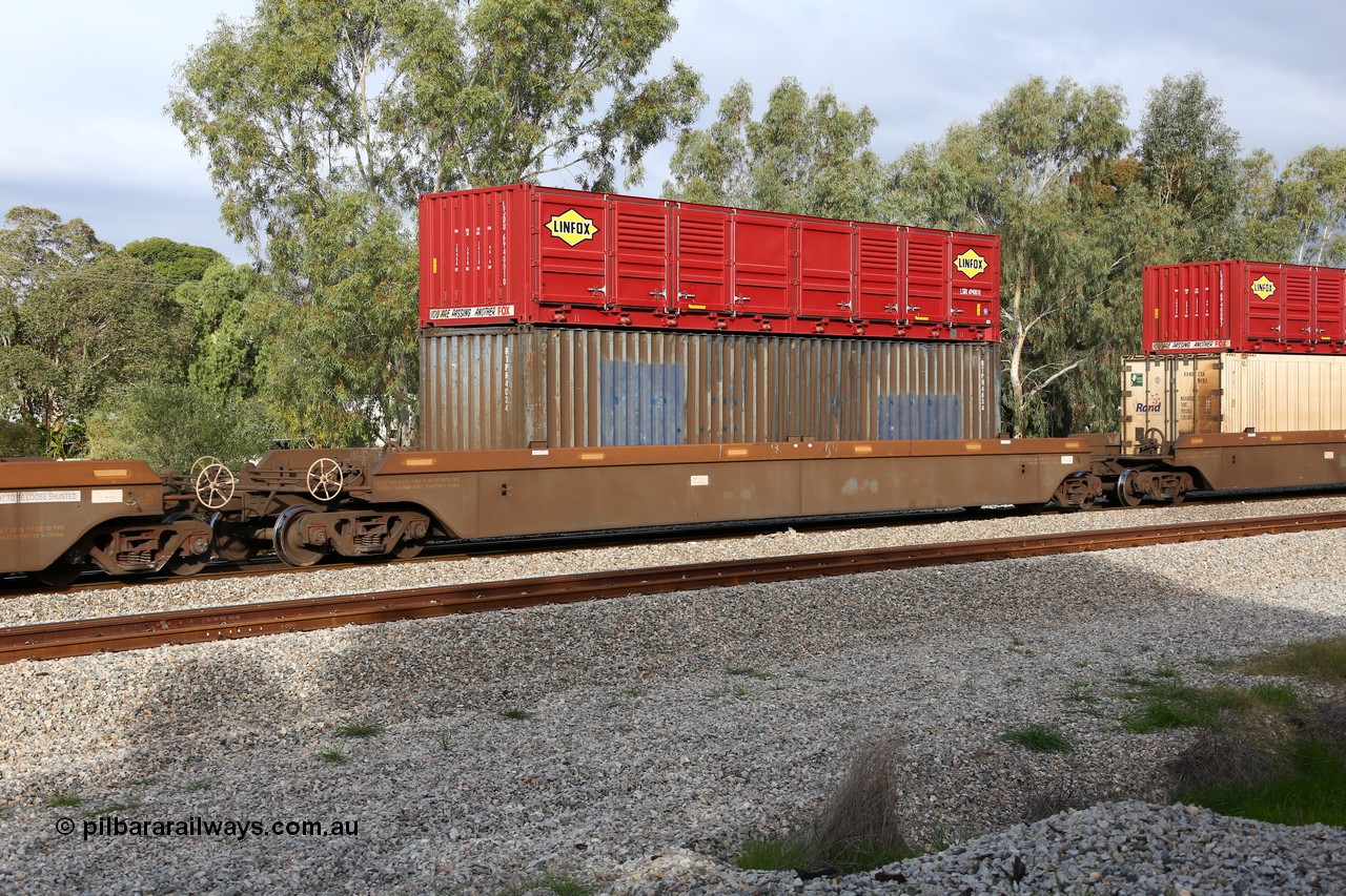 160609 0477
Woodbridge, 5PM5 intermodal train, platform 4 of 5-pack RRRY 7012 well waggon set, one of nineteen built in China at Zhuzhou Rolling Stock Works for Goninan in 2005, 40' box RTPH 4034 and 40' Linfox half height side door LSDU 694001 container.
Keywords: RRRY-type;RRRY7012;CSR-Zhuzhou-Rolling-Stock-Works-China;
