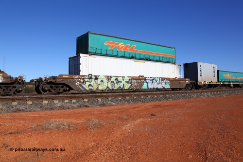 160522 2092
Parkeston, 6MP4 intermodal train, platform 1 of 5-pack RRRY 7007 well waggon set, one of nineteen built in China at Zhuzhou Rolling Stock Works for Goninan in 2005, ARLS 505 reefer and Toll half height curtainsider 5TC 227
Keywords: RRRY-type;RRRY7007;CSR-Zhuzhou-Rolling-Stock-Works-China;