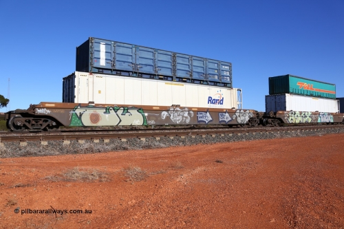 160522 2093
Parkeston, 6MP4 intermodal train, platform 2 of 5-pack RRRY 7007 well waggon set, one of nineteen built in China at Zhuzhou Rolling Stock Works for Goninan in 2005, RAND Refrigerated Logistics RAND 373 reefer and SCF SCFU 607082 side door half height container.
Keywords: RRRY-type;RRRY7007;CSR-Zhuzhou-Rolling-Stock-Works-China;