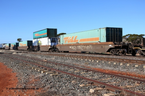 160522 2112
Parkeston, 6MP4 intermodal train, 5-pack RRRY 7016 well waggon set, one of nineteen built in China at Zhuzhou Rolling Stock Works for Goninan in 2005 with Toll containers and a Linfox reefer.
Keywords: RRRY-type;RRRY7016;CSR-Zhuzhou-Rolling-Stock-Works-China;