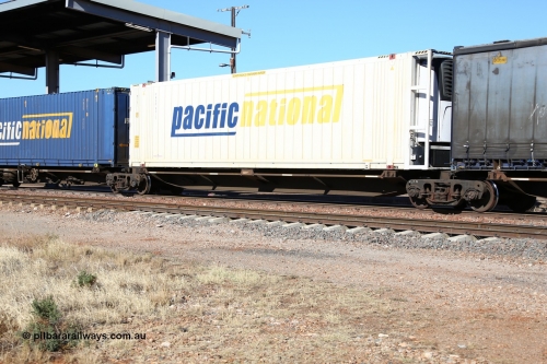 160522 2148
Parkeston, 6MP4 intermodal train, platform 4 of 5 on RRQY 7323 5 pack articulated skel waggon set built by Qiqihar Rollingstock Works China in 2005 for Pacific National, with a 48' reefer of the owner PNXR 4913.
Keywords: RRQY-type;RRQY7323;Qiqihar-Rollingstock-Works-China;